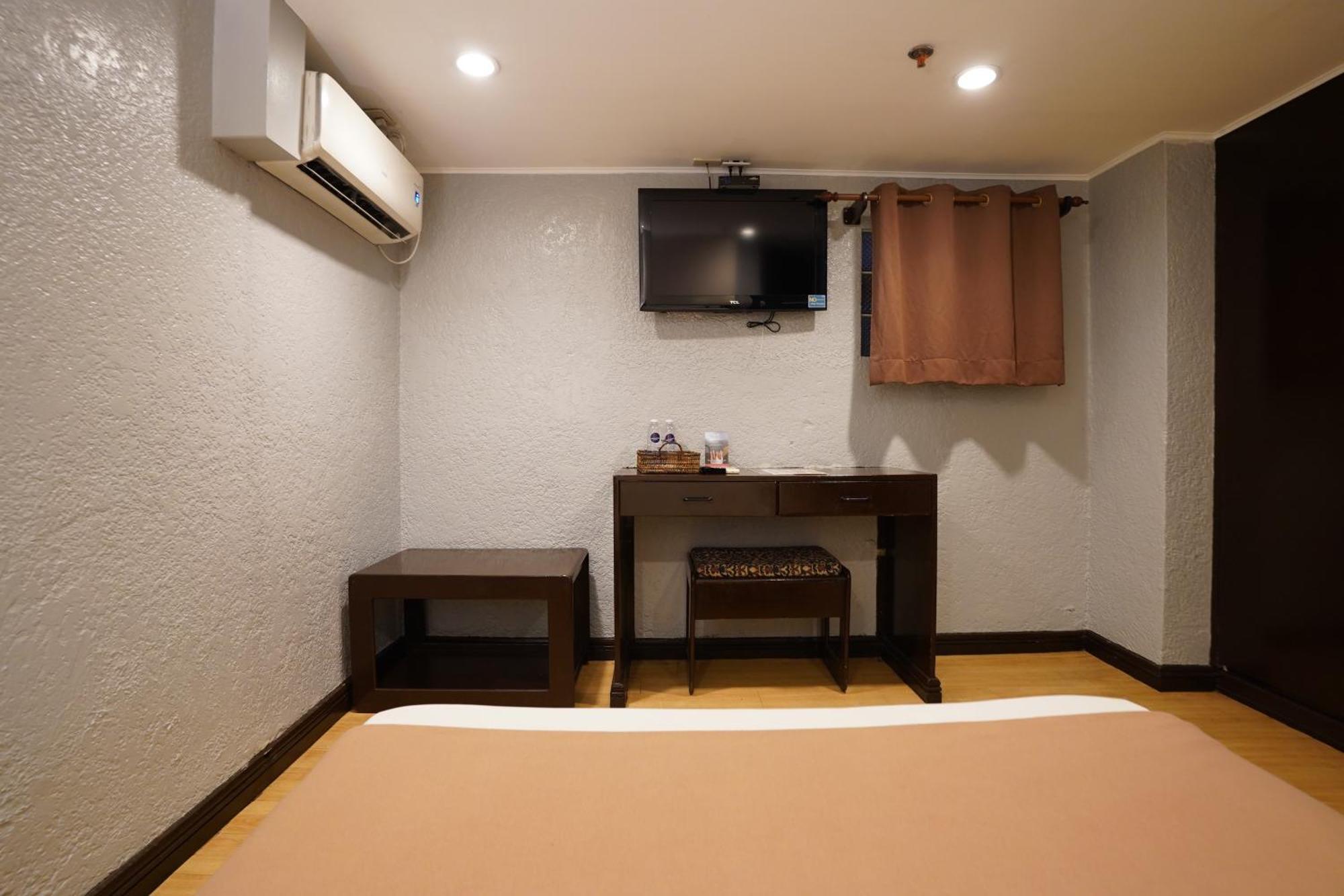 RedDoorz Premium at Arzo Hotel Manilla Buitenkant foto