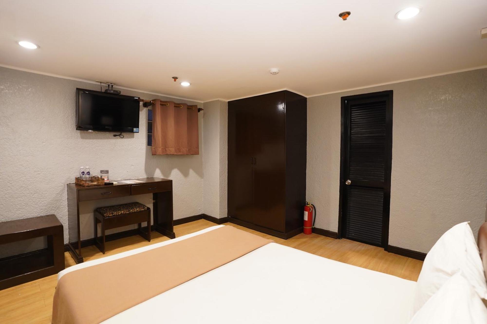 RedDoorz Premium at Arzo Hotel Manilla Buitenkant foto