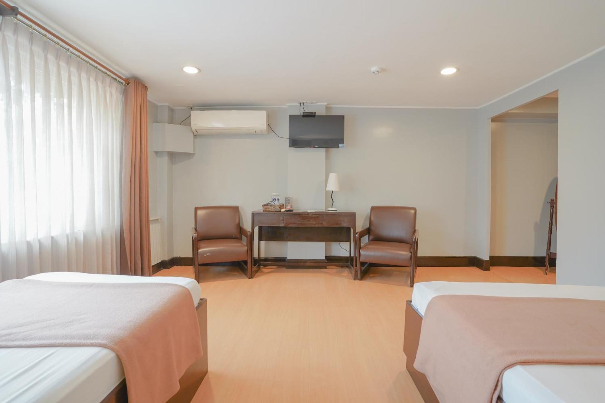 RedDoorz Premium at Arzo Hotel Manilla Buitenkant foto