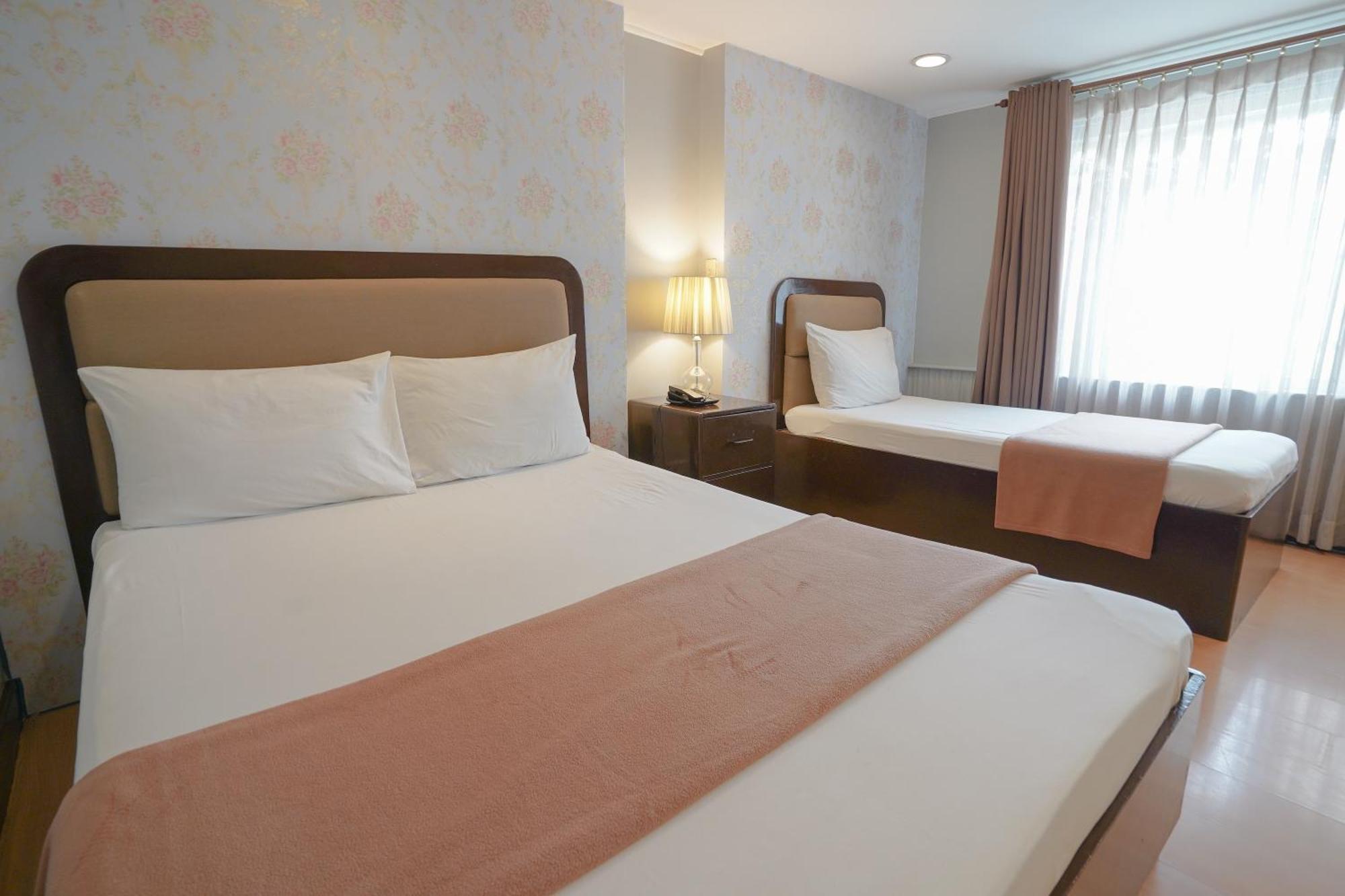 RedDoorz Premium at Arzo Hotel Manilla Buitenkant foto