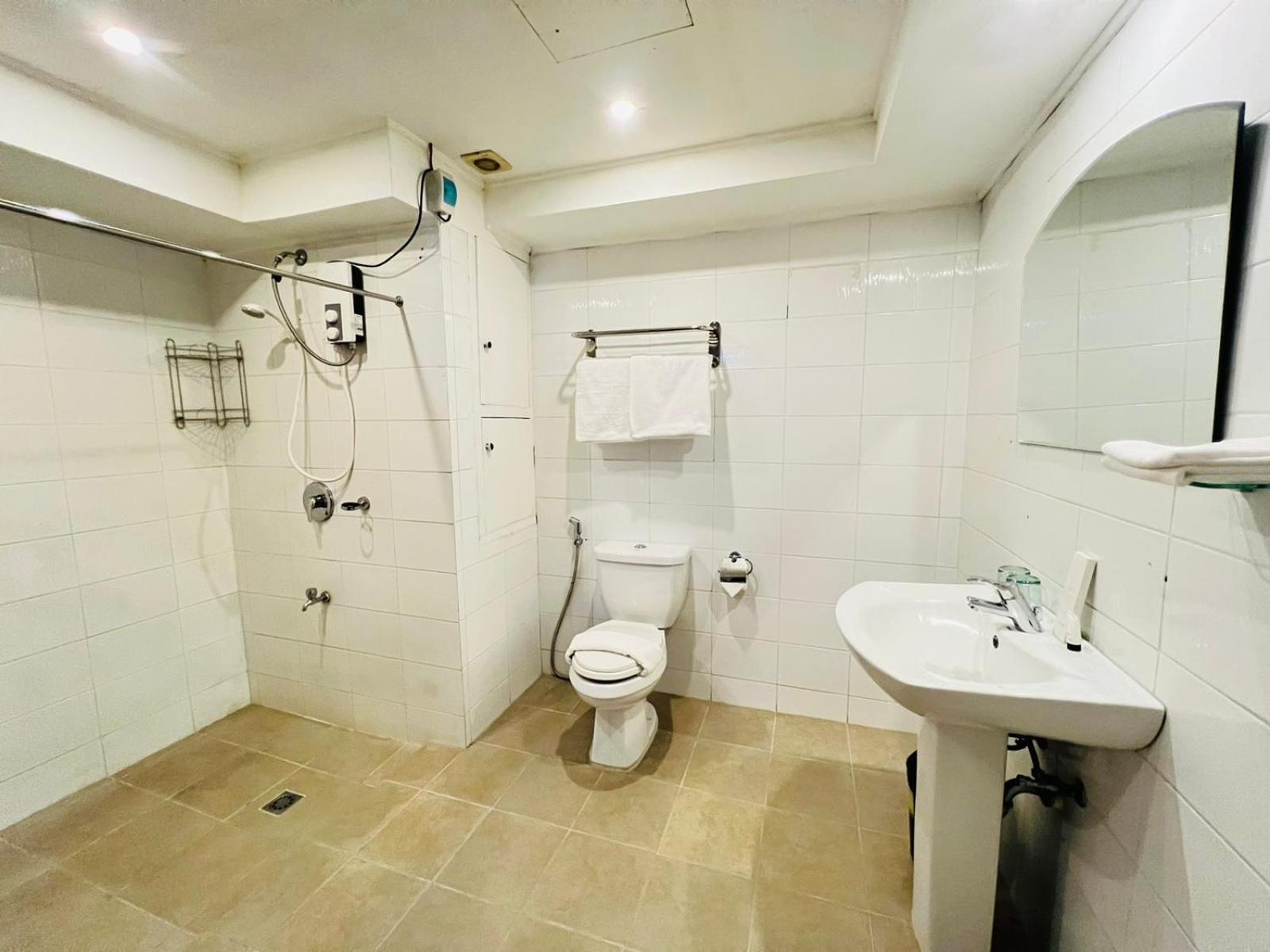 RedDoorz Premium at Arzo Hotel Manilla Buitenkant foto